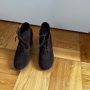 TOM’s brown short bootie. Size 6. Good condition